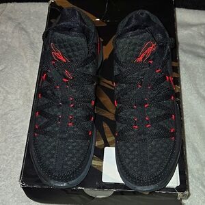LeBron 17 Low "Bred" SZ 4.5Y